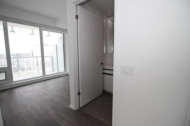 2209 - 197 Yonge St, Condo with 3 bedrooms, 2 bathrooms and 1 parking in Toronto ON | Image 11