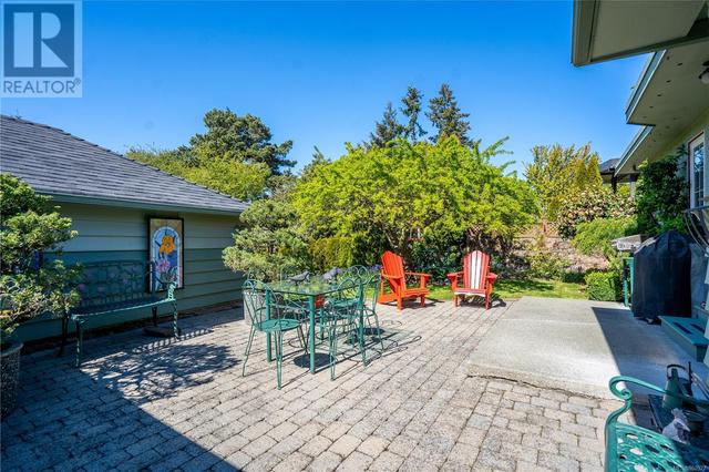 2834 Inlet Ave, House detached with 4 bedrooms, 1 bathrooms and 2 parking in Saanich BC | Image 18