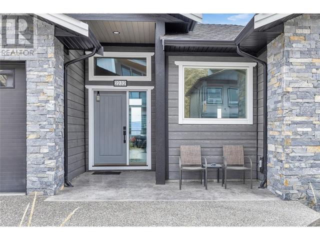 2232 Lavetta Drive, House detached with 6 bedrooms, 4 bathrooms and 6 parking in Kelowna BC | Image 2