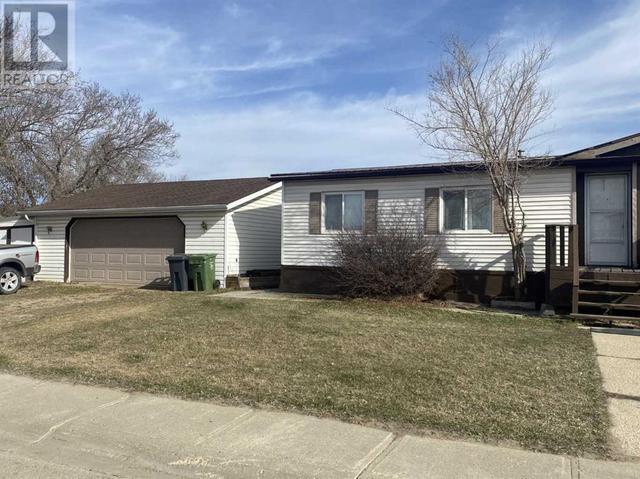 6402 51 Street, House other with 3 bedrooms, 2 bathrooms and 6 parking in Ponoka AB | Image 3