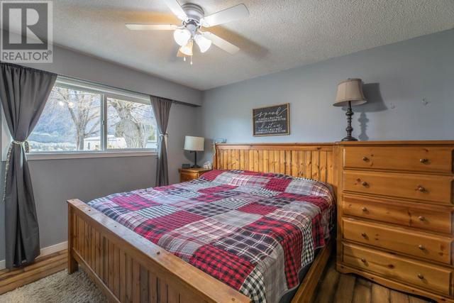 501 3rd Avenue, House detached with 4 bedrooms, 2 bathrooms and null parking in Keremeos BC | Image 19