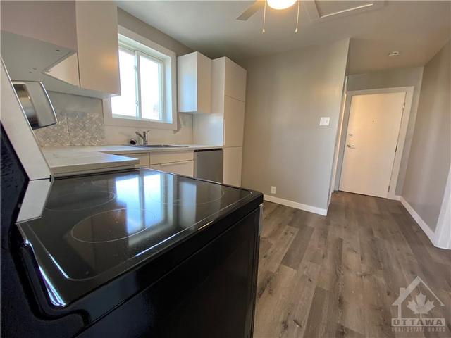 332 Shakespeare Street, Condo with 2 bedrooms, 1 bathrooms and 1 parking in Ottawa ON | Image 3