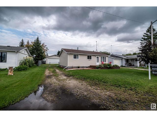 4527 47 St, House detached with 2 bedrooms, 1 bathrooms and null parking in Alberta Beach AB | Image 2