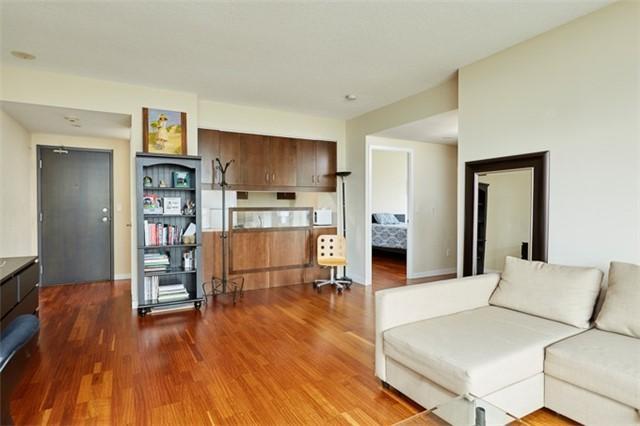 1004 - 285 Mutual St, Condo with 2 bedrooms, 1 bathrooms and null parking in Toronto ON | Image 3
