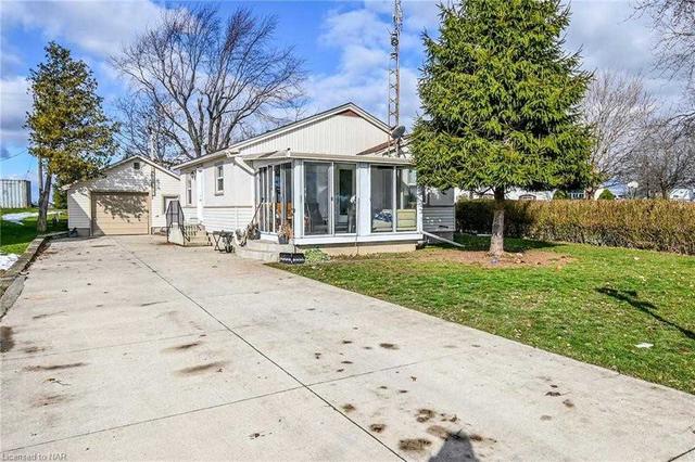 2721 North Shore Dr, House detached with 2 bedrooms, 1 bathrooms and 11 parking in Haldimand County ON | Card Image
