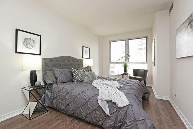 2007 - 55 Bloor St E, Condo with 2 bedrooms, 2 bathrooms and 1 parking in Toronto ON | Image 6