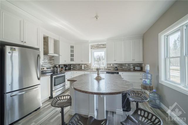 245 Concession 7 Road, House detached with 2 bedrooms, 3 bathrooms and 20 parking in Alfred and Plantagenet ON | Image 6