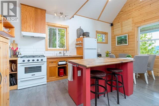 4141 Trans Canada Hwy, House detached with 2 bedrooms, 2 bathrooms and 4 parking in Juan de Fuca BC | Image 3