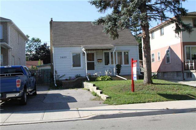 3023 Churchill Ave, House detached with 3 bedrooms, 3 bathrooms and 4 parking in Mississauga ON | Image 1