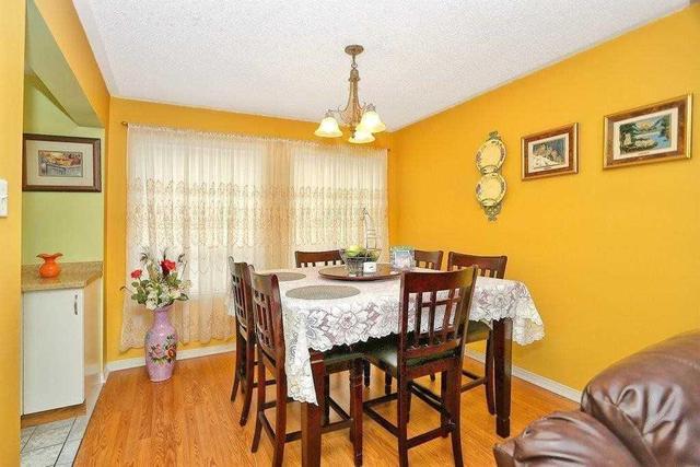 1 Sinclair Crt, Townhouse with 3 bedrooms, 3 bathrooms and 1 parking in Brampton ON | Image 6
