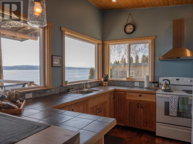 8863 Stark Road, House detached with 4 bedrooms, 2 bathrooms and 3 parking in Powell River B BC | Image 7
