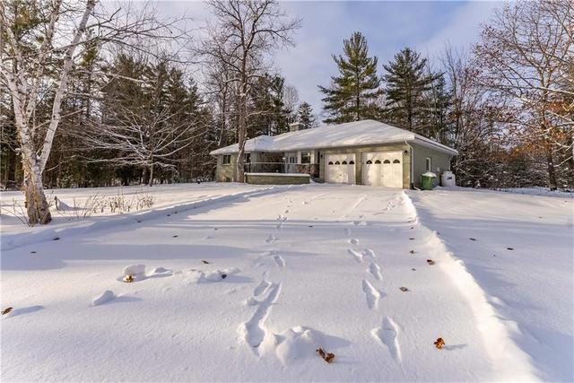 26 Eileen Street, House detached with 3 bedrooms, 3 bathrooms and 8 parking in Laurentian Valley ON | Image 5