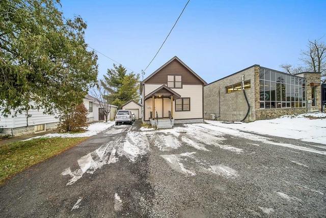 4102 Portage Rd, House detached with 3 bedrooms, 2 bathrooms and 6 parking in Niagara Falls ON | Image 2