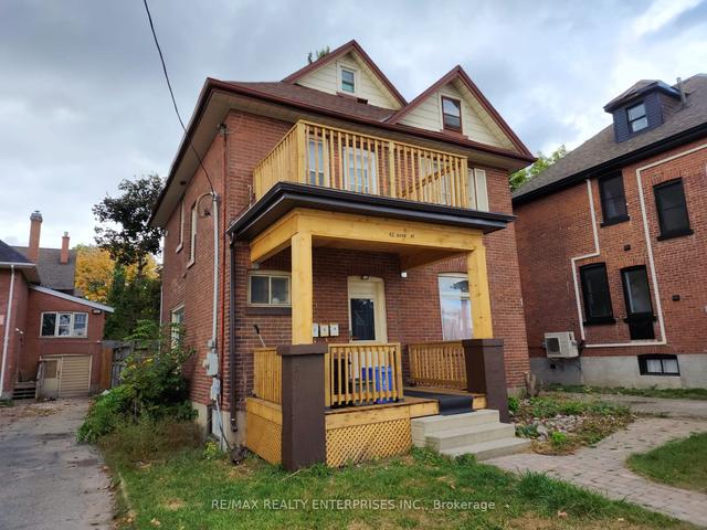 42 Ross St, House detached with 3 bedrooms, 3 bathrooms and 5 parking in Barrie ON | Image 1