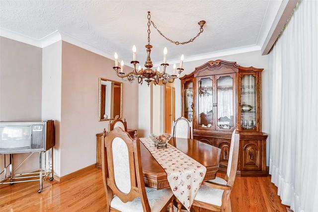 17 Newell Crt, House detached with 3 bedrooms, 2 bathrooms and 4 parking in Toronto ON | Image 4