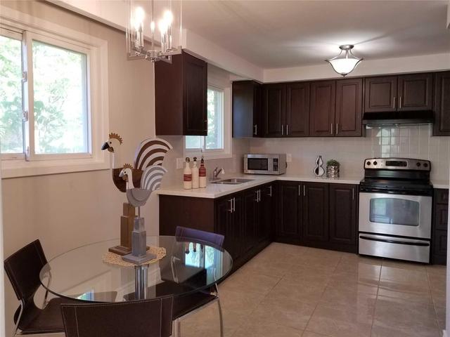 118 Bestview Dr, House semidetached with 3 bedrooms, 2 bathrooms and 2 parking in Toronto ON | Image 2