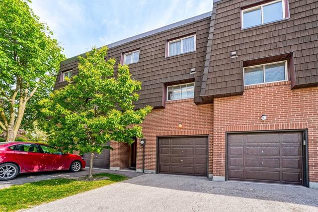 3 Darras Crt, Townhouse with 4 bedrooms, 2 bathrooms and 2 parking in Brampton ON | Image 1