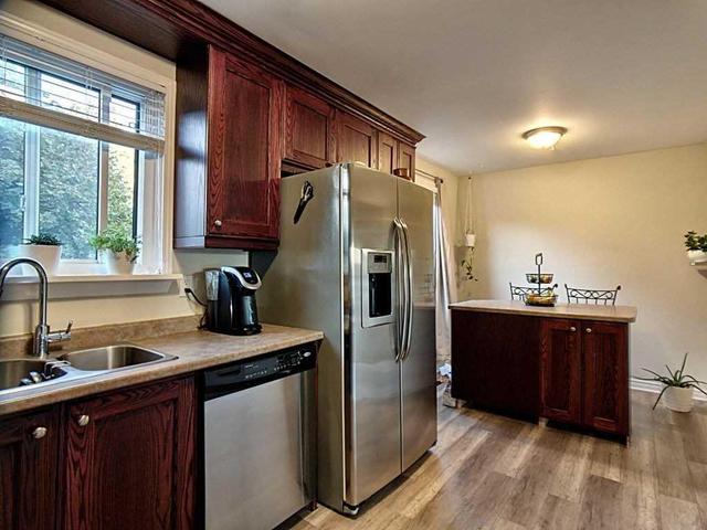55 Guildford Cres, Townhouse with 3 bedrooms, 2 bathrooms and 1 parking in Brampton ON | Image 7