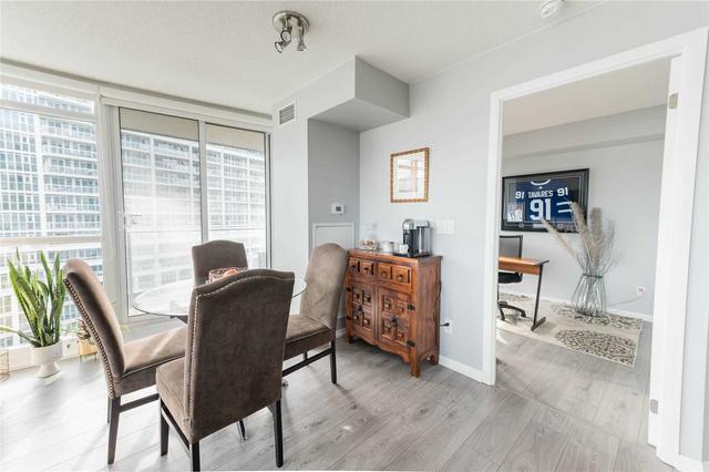 963 - 209 Fort York Blvd, Condo with 2 bedrooms, 1 bathrooms and 1 parking in Toronto ON | Image 2