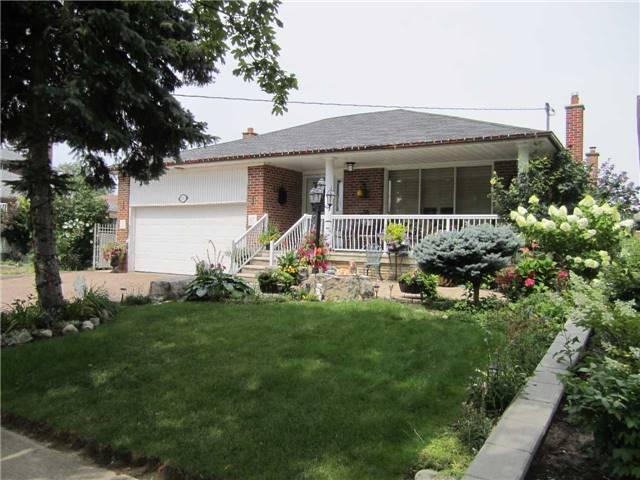 111 Crendon Dr, House detached with 3 bedrooms, 3 bathrooms and 3 parking in Toronto ON | Image 2