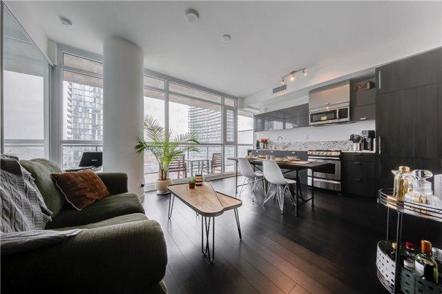 1701 - 290 Adelaide St W, Condo with 2 bedrooms, 1 bathrooms and 1 parking in Toronto ON | Image 1