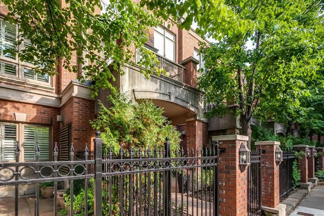 th15 - 20 Burkebrook Pl, Townhouse with 3 bedrooms, 3 bathrooms and 2 parking in Toronto ON | Image 1