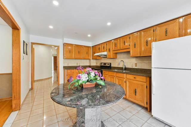 138 Burnt Bark Dr, House detached with 4 bedrooms, 5 bathrooms and 4 parking in Toronto ON | Image 3