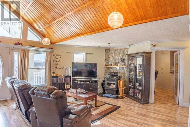 255011 Range Road 241, House detached with 8 bedrooms, 4 bathrooms and 10 parking in Wheatland County AB | Image 8