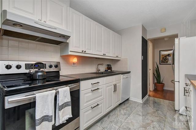 54 Tedwyn Drive, Townhouse with 3 bedrooms, 2 bathrooms and 3 parking in Ottawa ON | Image 16