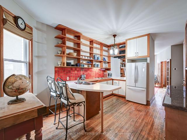 121 Lippincott St, House semidetached with 3 bedrooms, 2 bathrooms and 1 parking in Toronto ON | Image 2