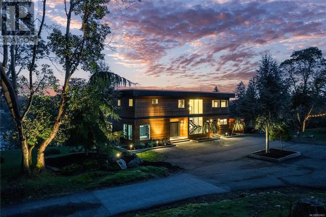 4810 Prospect Lake Rd, House detached with 8 bedrooms, 7 bathrooms and 10 parking in Saanich BC | Image 2