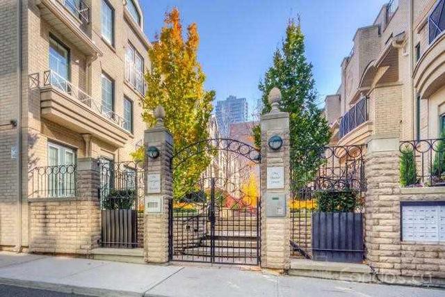th 24 - 1 Baxter St, Townhouse with 2 bedrooms, 2 bathrooms and 1 parking in Toronto ON | Image 1