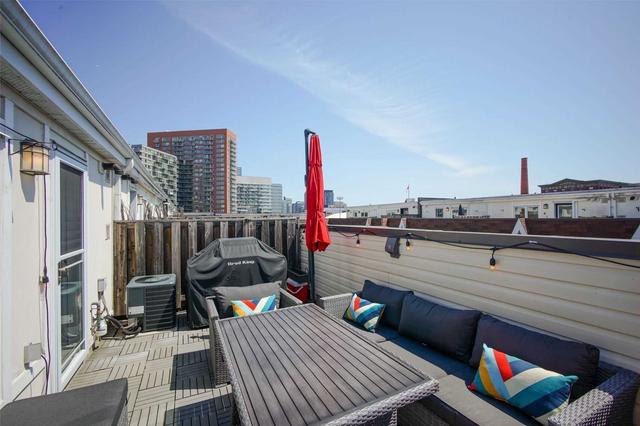 814 - 12 Laidlaw St, Townhouse with 2 bedrooms, 2 bathrooms and 1 parking in Toronto ON | Image 9
