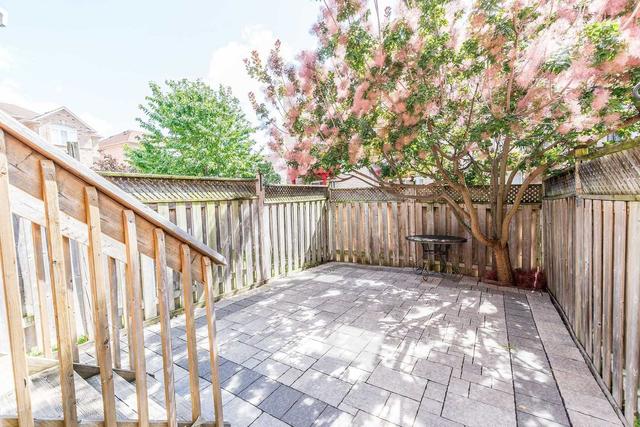 3321 Redpath Circ, House attached with 3 bedrooms, 2 bathrooms and 2 parking in Mississauga ON | Image 17
