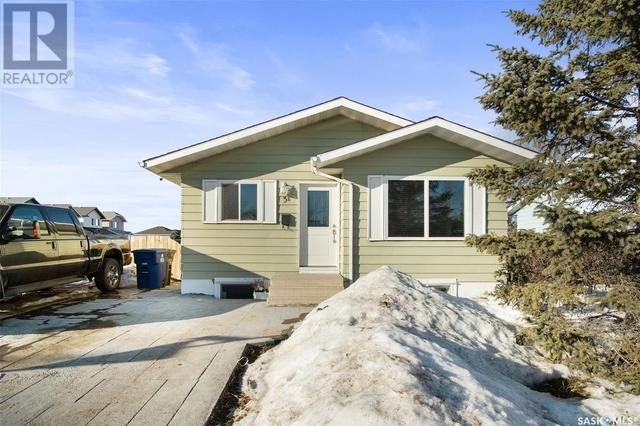 38 Bernard Cres, House detached with 5 bedrooms, 2 bathrooms and null parking in Saskatoon SK | Card Image