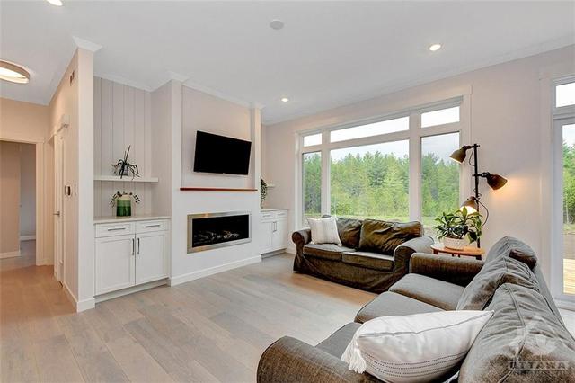 8632 Fallowfield Road, House detached with 3 bedrooms, 3 bathrooms and 5 parking in Ottawa ON | Image 11