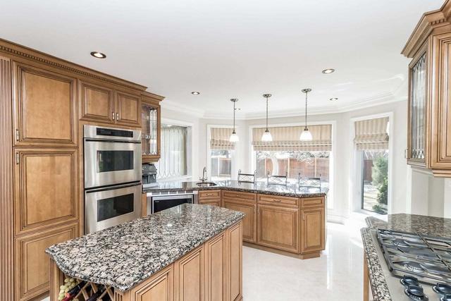 3 Antrim Crt, House detached with 3 bedrooms, 5 bathrooms and 6 parking in Caledon ON | Image 2