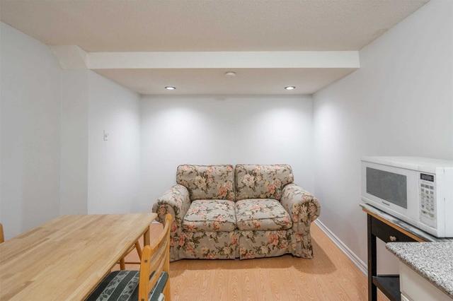 133 Adventure Cres, House semidetached with 1 bedrooms, 1 bathrooms and 1 parking in Vaughan ON | Image 2