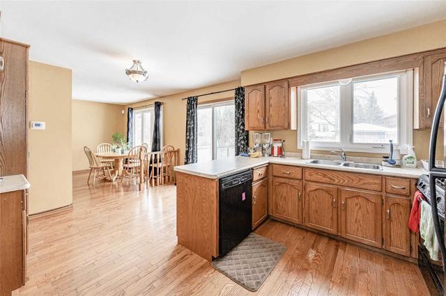 12 Youngman Dr, House detached with 4 bedrooms, 4 bathrooms and 6 parking in Guelph ON | Image 3