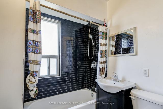 2885 Keele St N, Home with 3 bedrooms, 1 bathrooms and 1 parking in Toronto ON | Image 11
