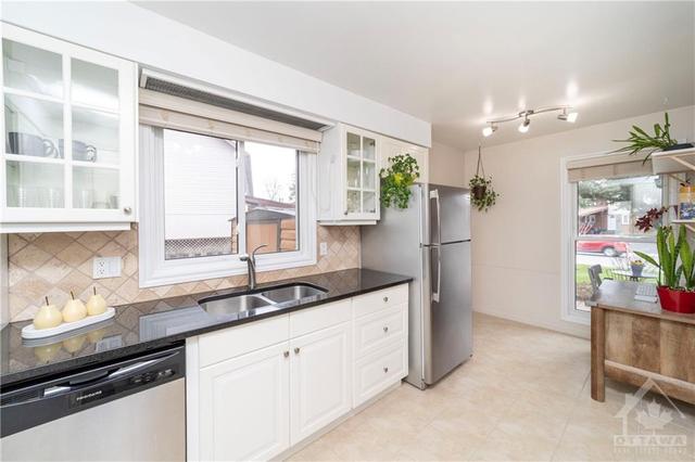 582 Seyton Drive, Townhouse with 3 bedrooms, 2 bathrooms and 2 parking in Ottawa ON | Image 7