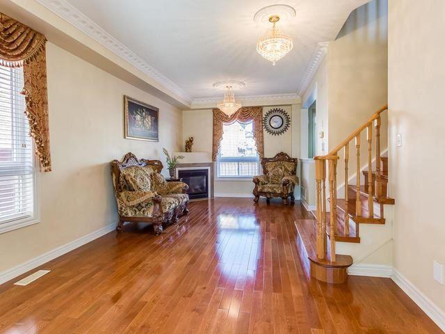 20 Ashdale Rd, House semidetached with 3 bedrooms, 4 bathrooms and 2 parking in Brampton ON | Image 2