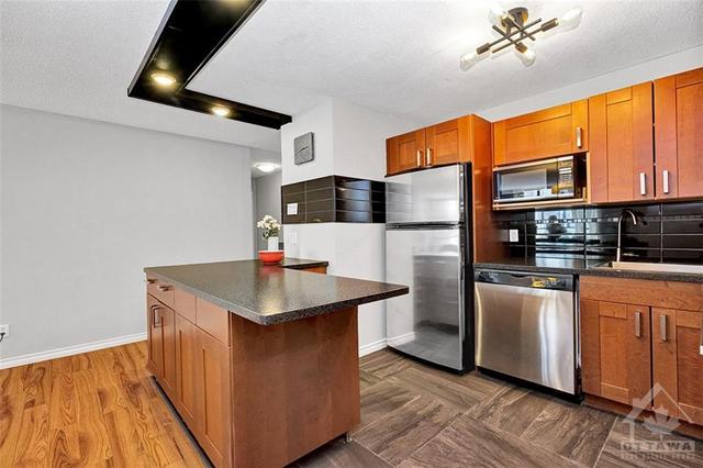 1301 - 475 Laurier Avenue, Condo with 2 bedrooms, 1 bathrooms and 1 parking in Ottawa ON | Image 4
