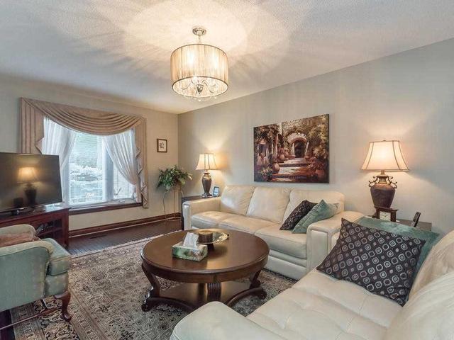 12 Mcarthur Hts, House detached with 4 bedrooms, 5 bathrooms and 4 parking in Brampton ON | Image 4
