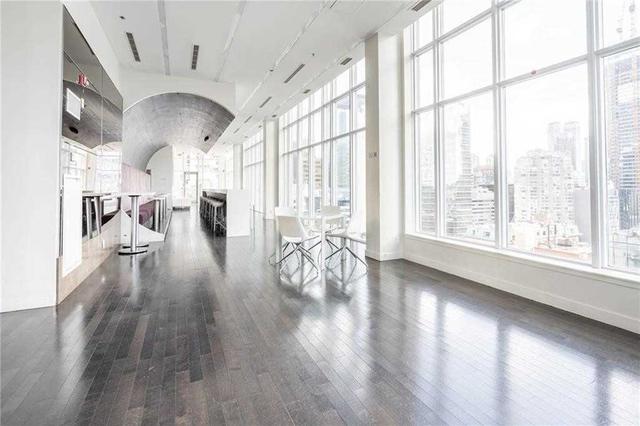 uph14 - 21 Nelson St, Condo with 1 bedrooms, 2 bathrooms and 2 parking in Toronto ON | Image 32