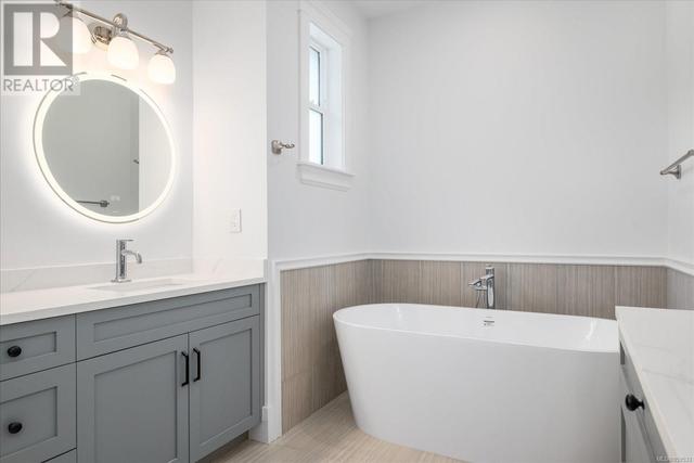 Soaker tub in the Ensuite | Image 20