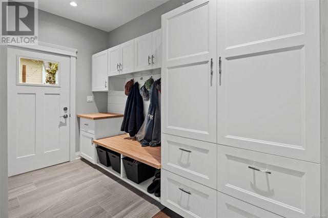 Mudroom off side of house | Image 18