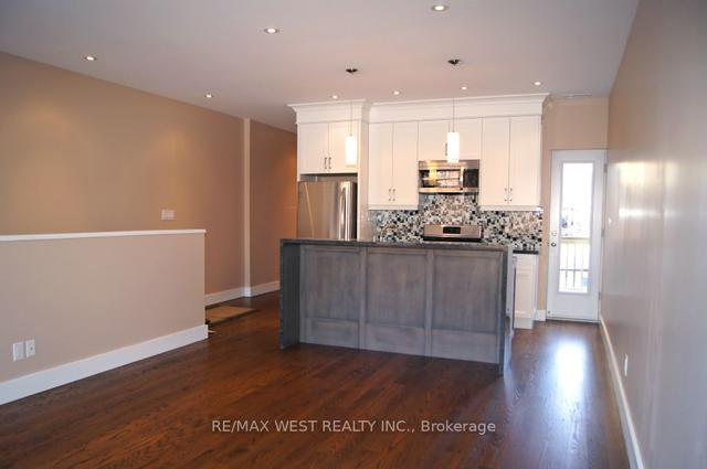 111 Lippincott St, House detached with 5 bedrooms, 3 bathrooms and 2 parking in Toronto ON | Image 3