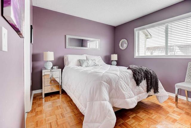 880 Scollard Crt, Townhouse with 2 bedrooms, 2 bathrooms and 3 parking in Mississauga ON | Image 17
