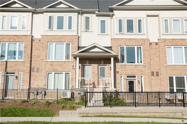 196 Law Dr, Townhouse with 2 bedrooms, 3 bathrooms and 2 parking in Guelph ON | Image 1